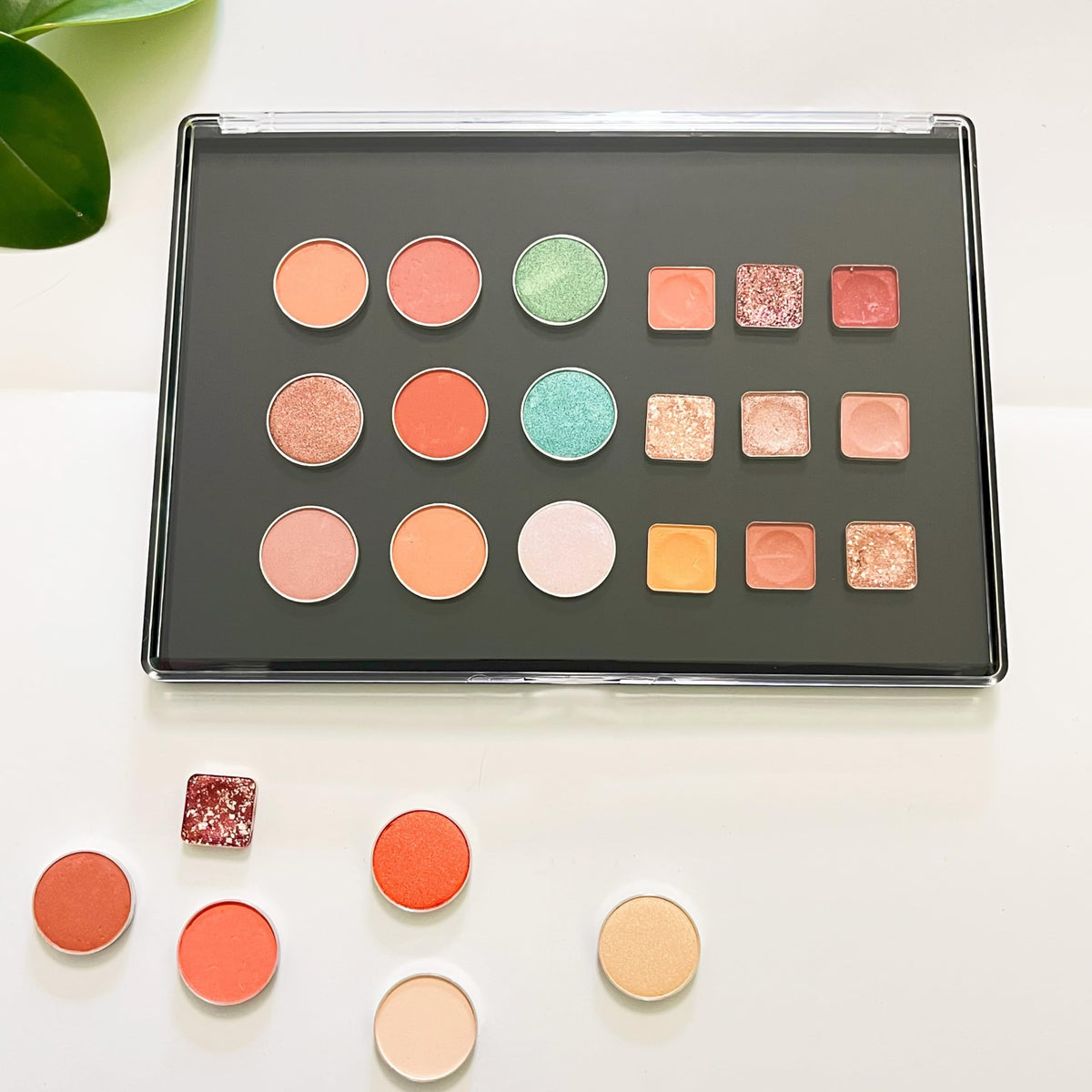 Udtip lightweight plastic makeup palette showing transparent cover