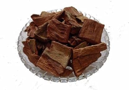 Raw sun-dried Terminalia arjuna bark powder texturing showcasing natural Ayurvedic cardioprotective ingredient composition.