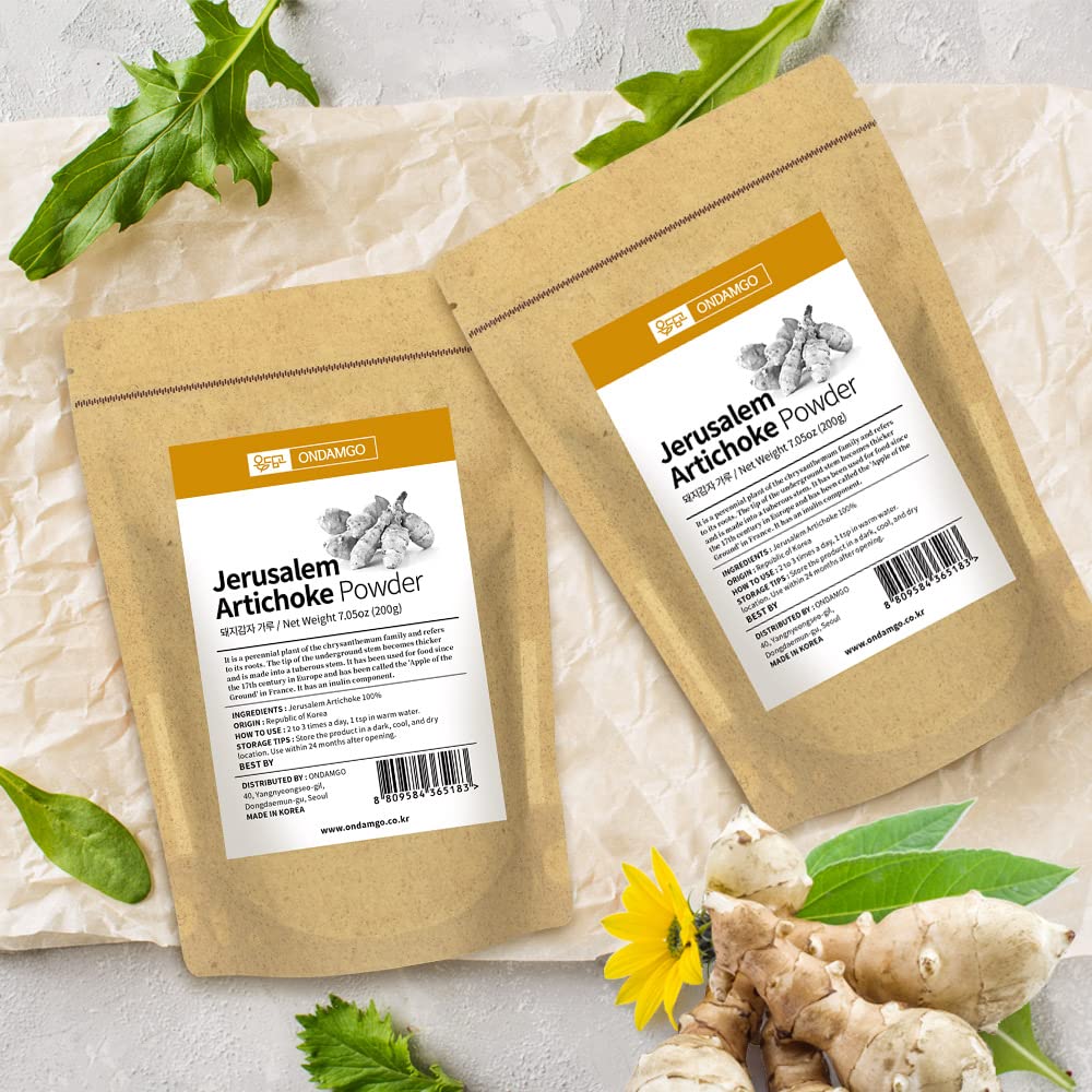 Scooping ONDAMGO prebiotic artichoke powder to mix into a nutritious green wellness smoothie.