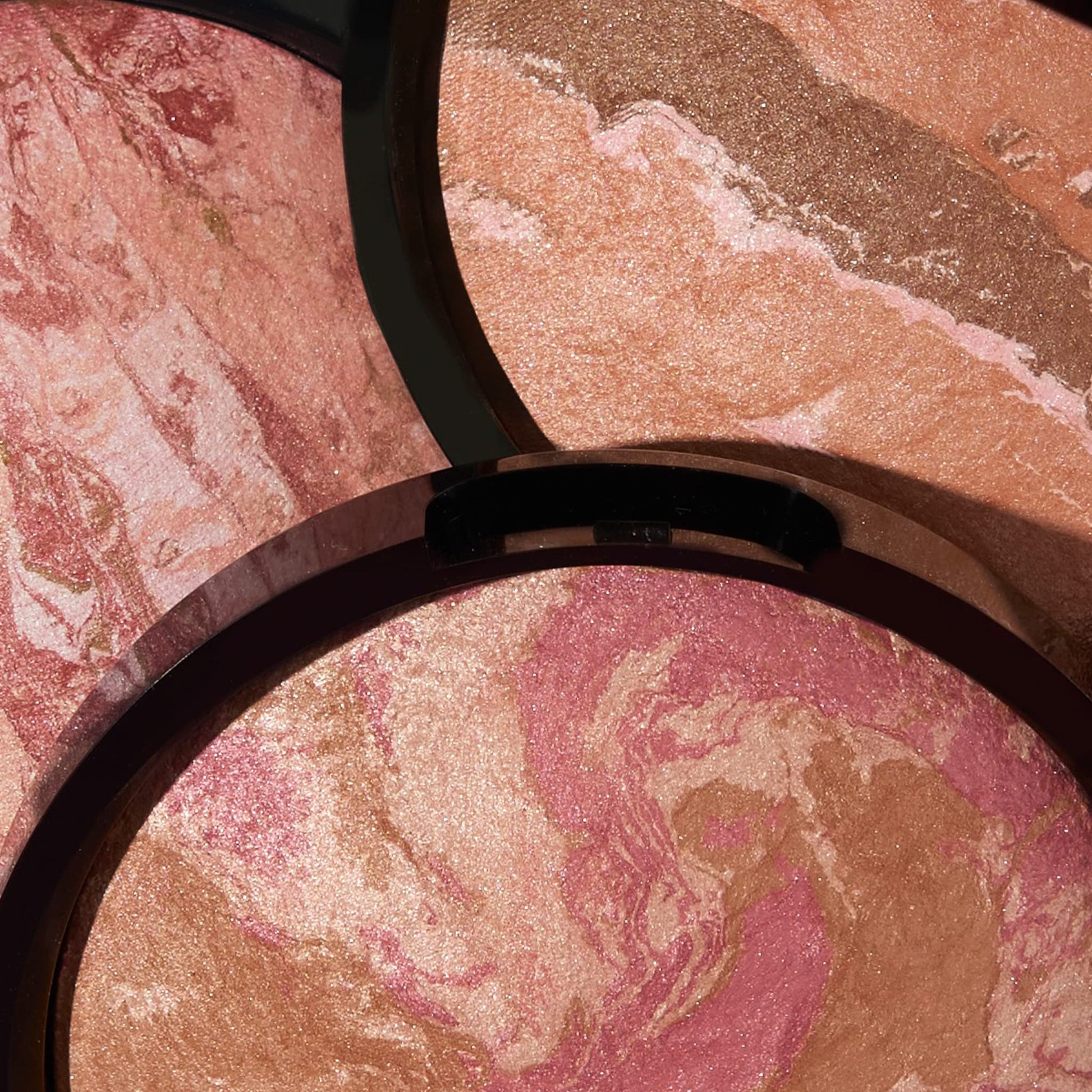 Full presentation of the authentic USA imported Laura Geller New York face powder compact