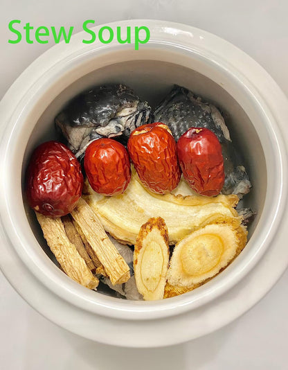 A spoonful of Dian Mai Hao adaptogen supplement being added into a fresh healthy green smoothie blend