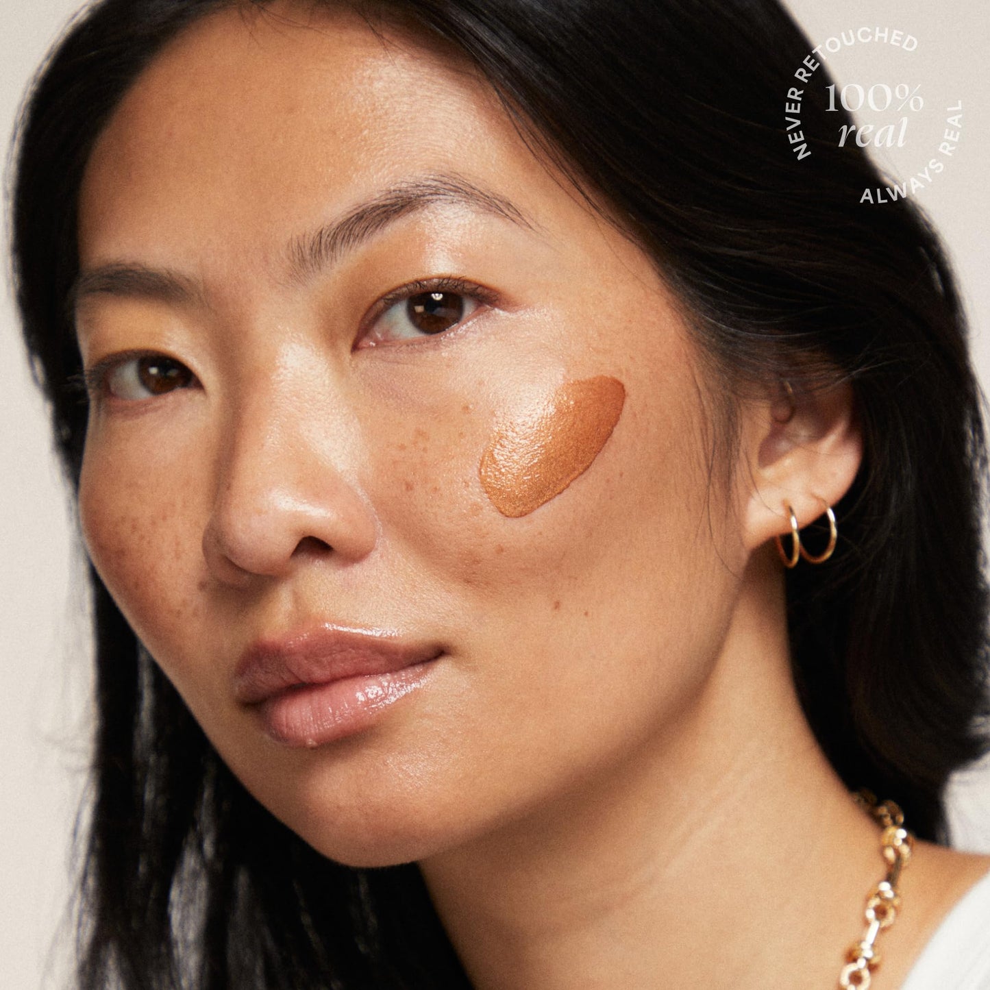 Demonstration of mixing TULA niacinamide bronzing drops with a face cream.