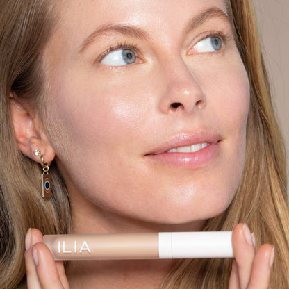 ILIA True Skin liquid concealer doe foot applicator close up