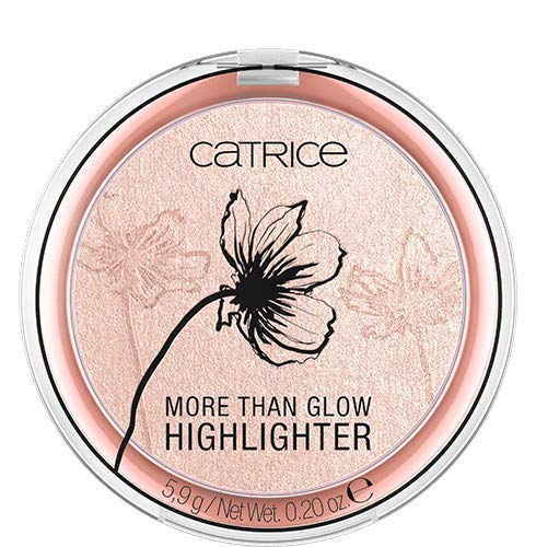 Close up shot of the silky soft texture of the vegan illuminator powder in shade 020.