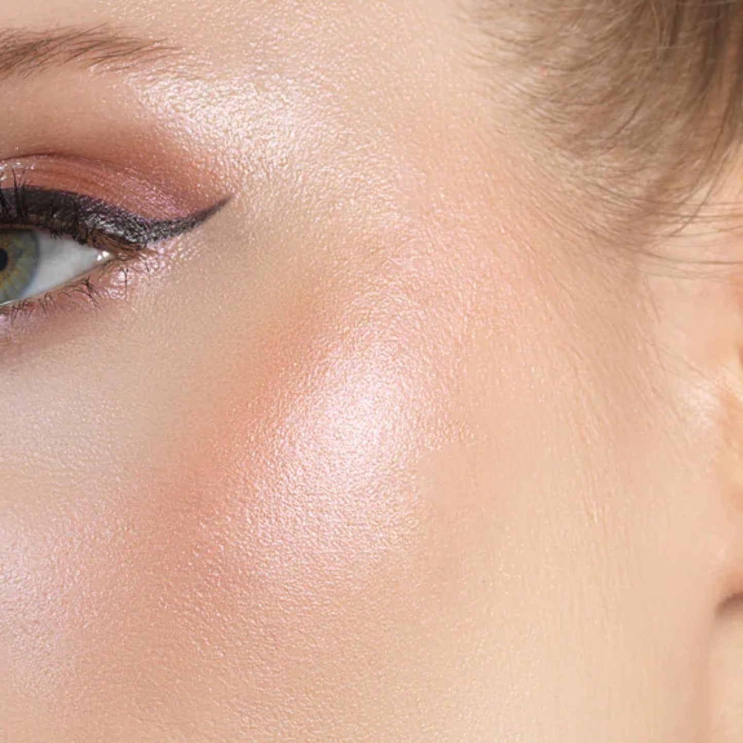 Stila illuminating face makeup compact with ultra fine light diffusing particles