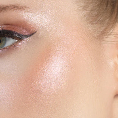 Stila illuminating face makeup compact with ultra fine light diffusing particles