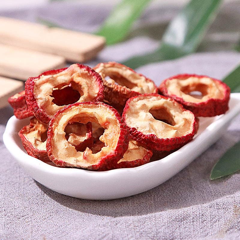 Luoliluo dried hawthorn slices paired with herbal goji berries and rose buds