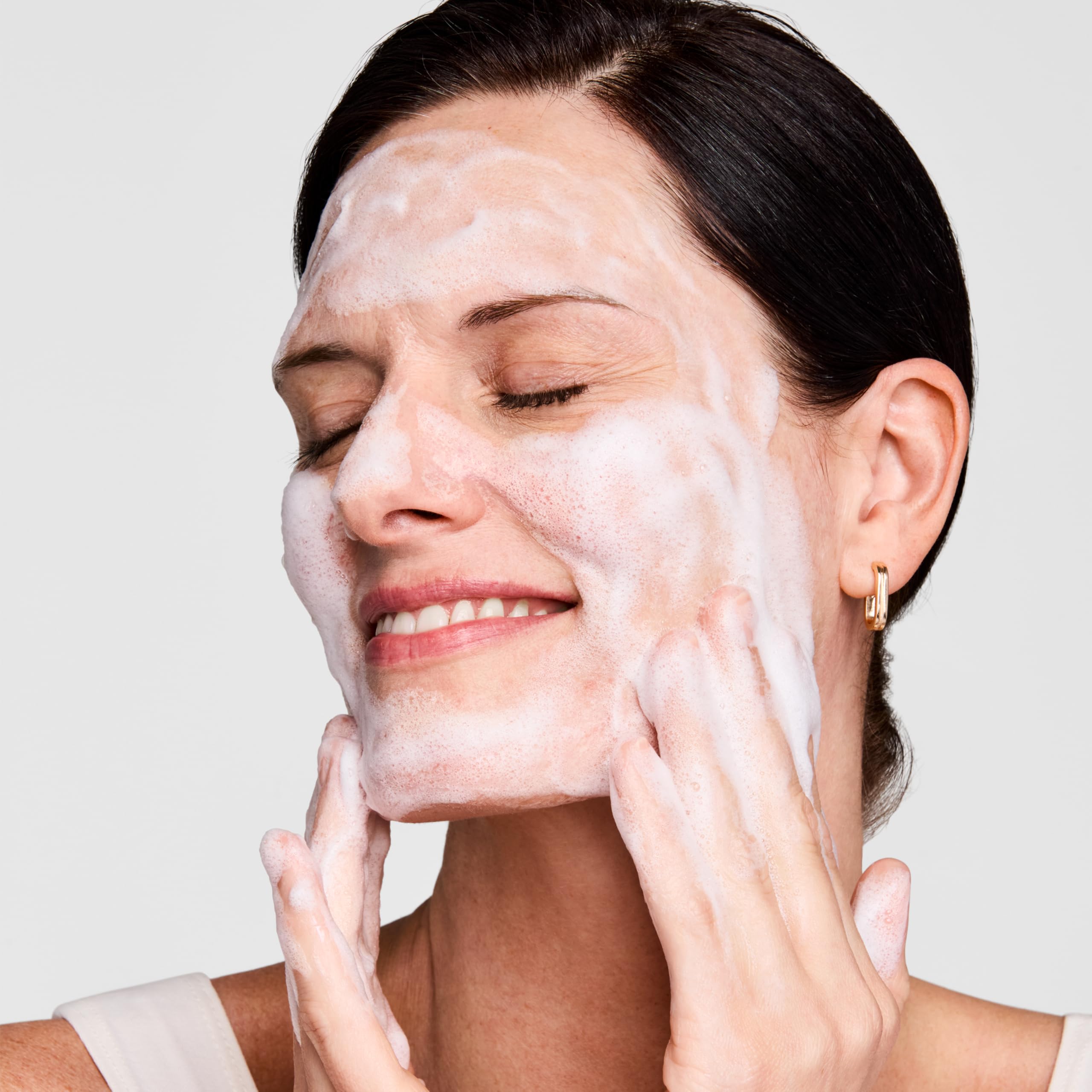 Texture demonstration of Estée Lauder foaming cleanser