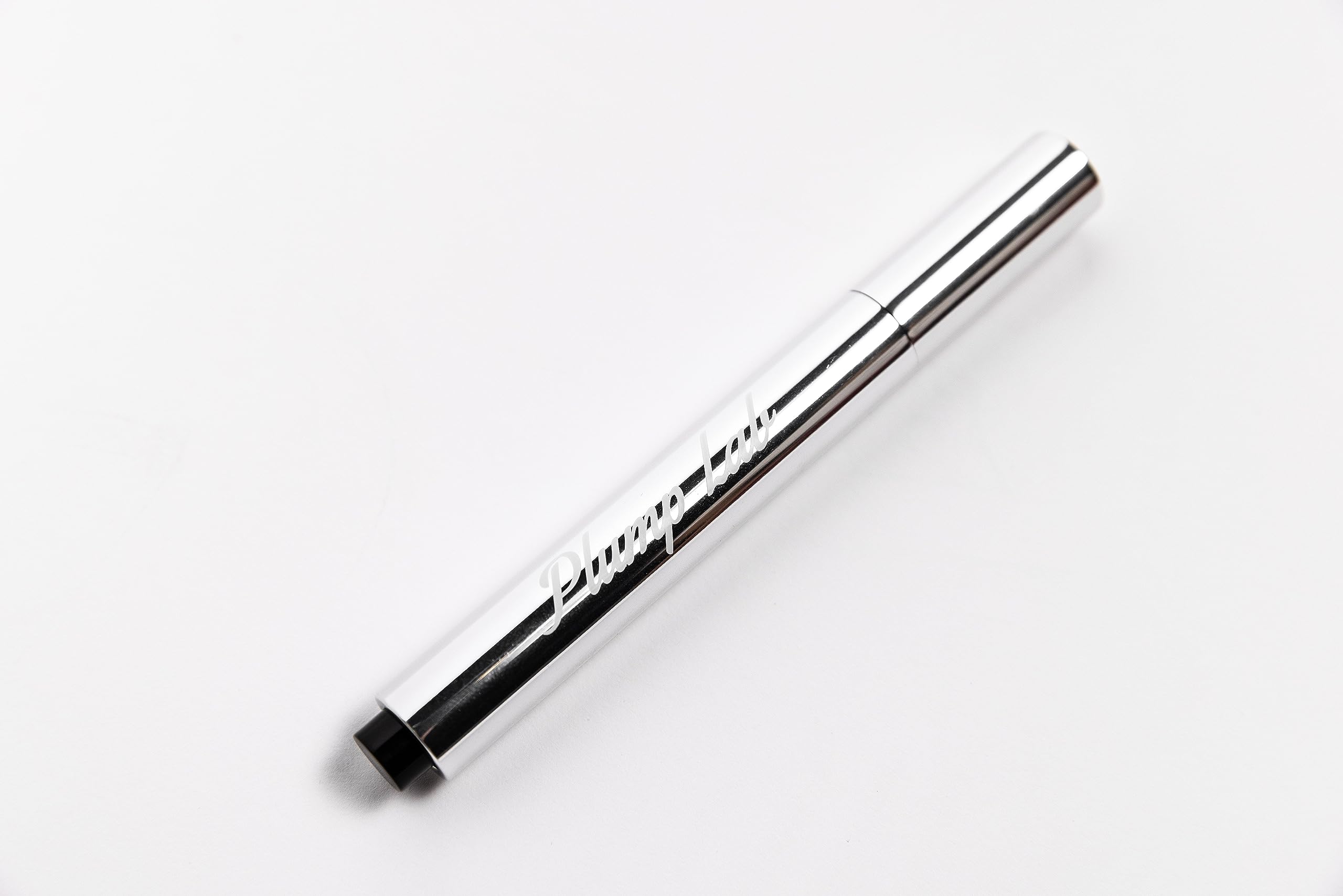 Clear plumping lip gloss applicator detail