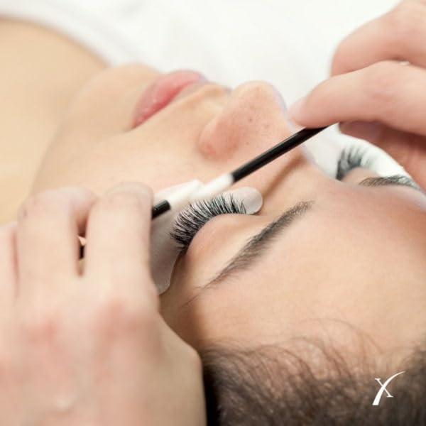 Oatmeal colored cream remover for eyelash extensions