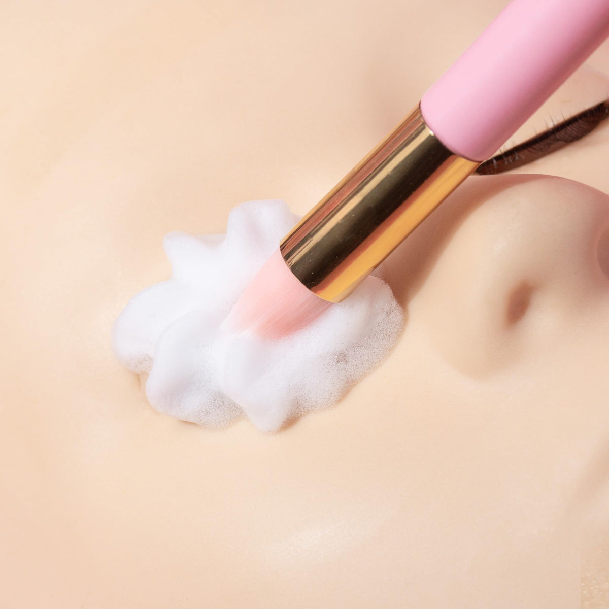 Eyelash extension cleaning routine using Cl Camillash foam cleanser
