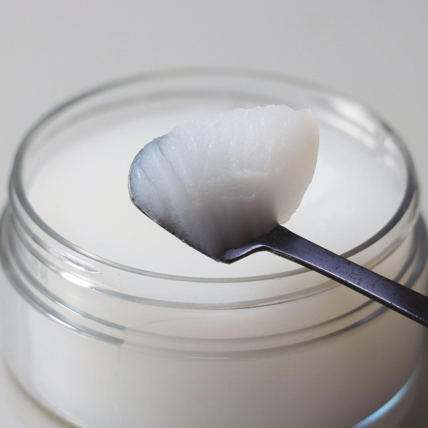Application demonstration of Bijou Bijou smoothing balm