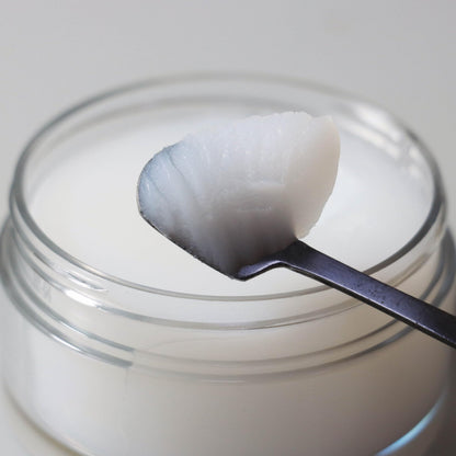 Application demonstration of Bijou Bijou smoothing balm