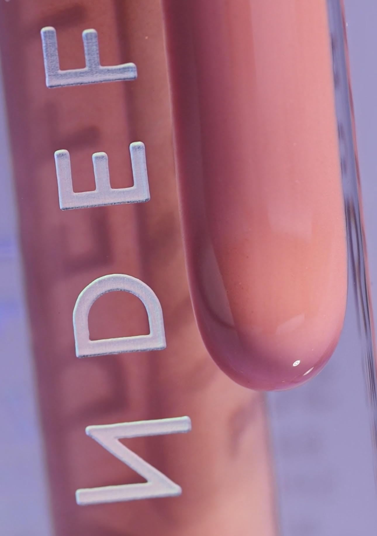 Undefined lip glaze applicator and gloss texture