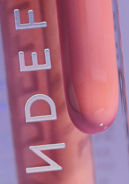 Undefined lip glaze applicator and gloss texture