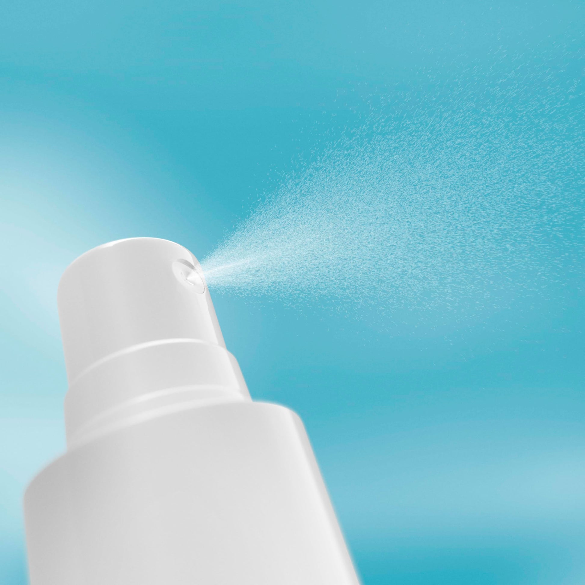 Longwear makeup setting facial mist bottle for a smooth glow