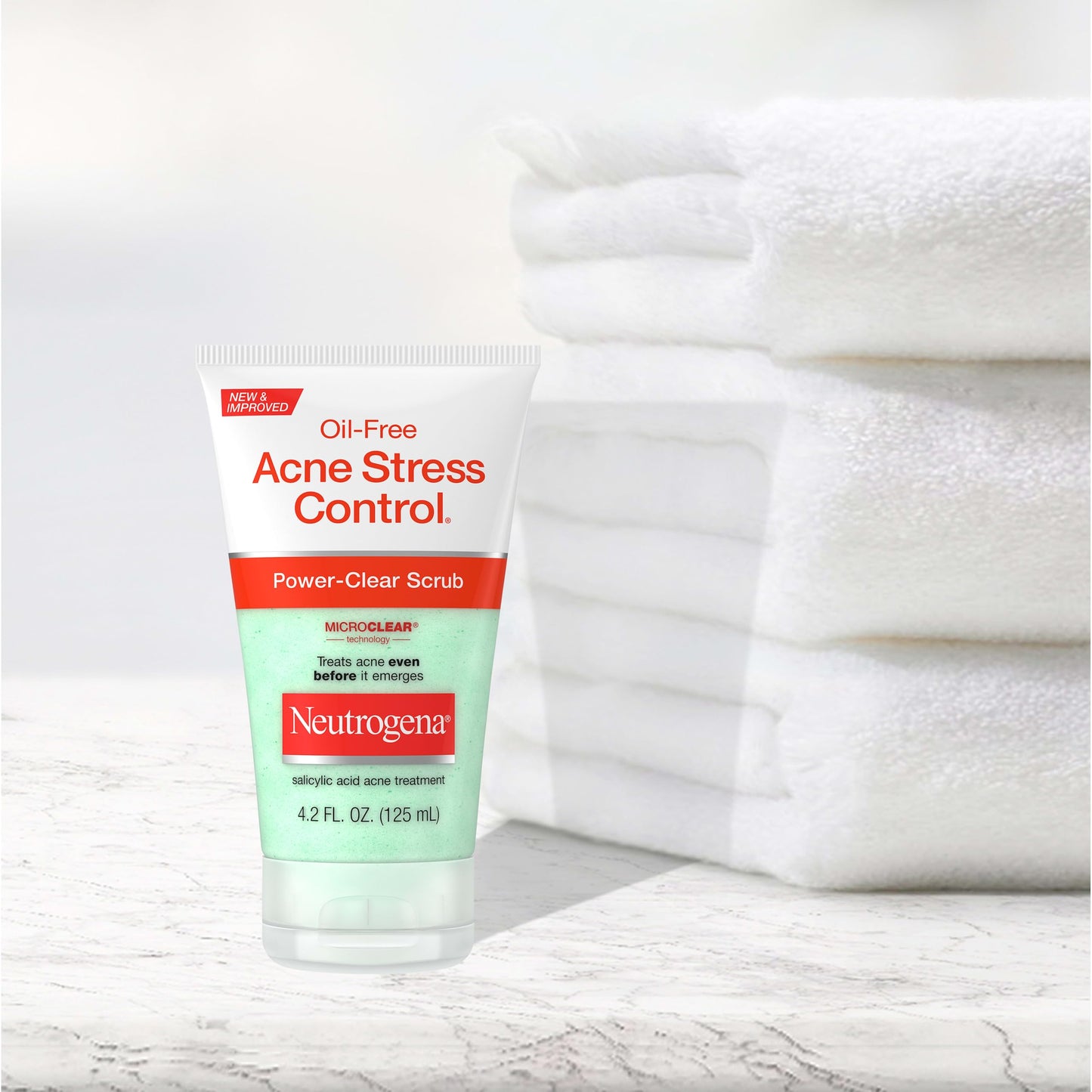 Side angle of the skincare packaging highlighting the oil-free daily exfoliating benefits.
