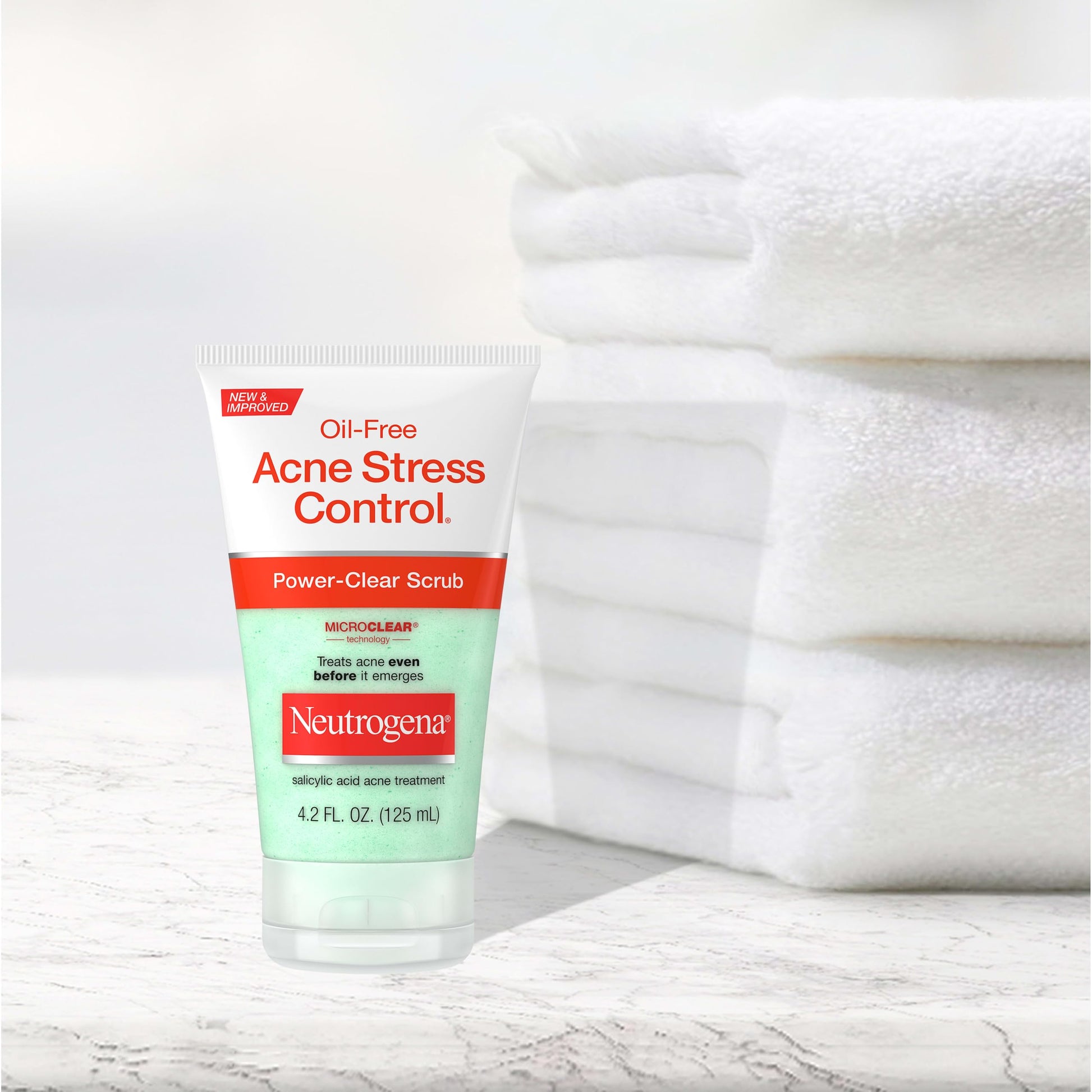 Side angle of the skincare packaging highlighting the oil-free daily exfoliating benefits.