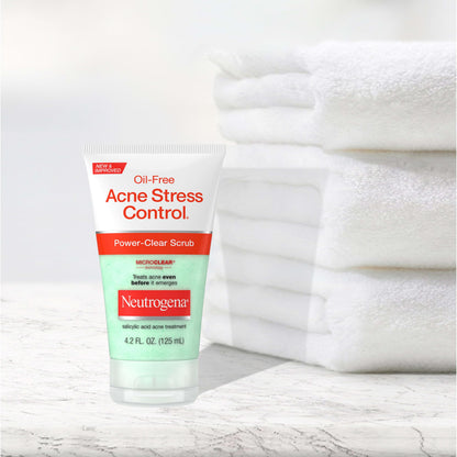 Side angle of the skincare packaging highlighting the oil-free daily exfoliating benefits.