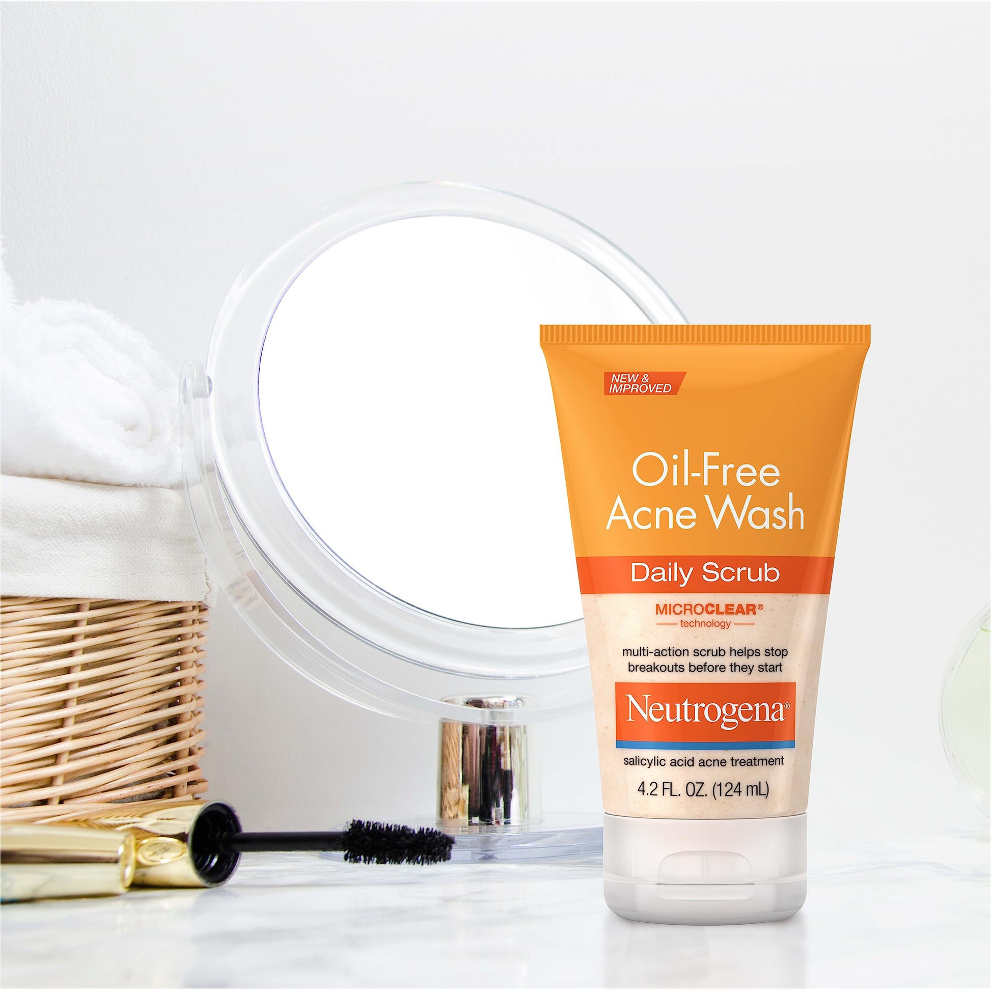 Creamy consistency of the Neutrogena daily exfoliating scrub with gentle beads
