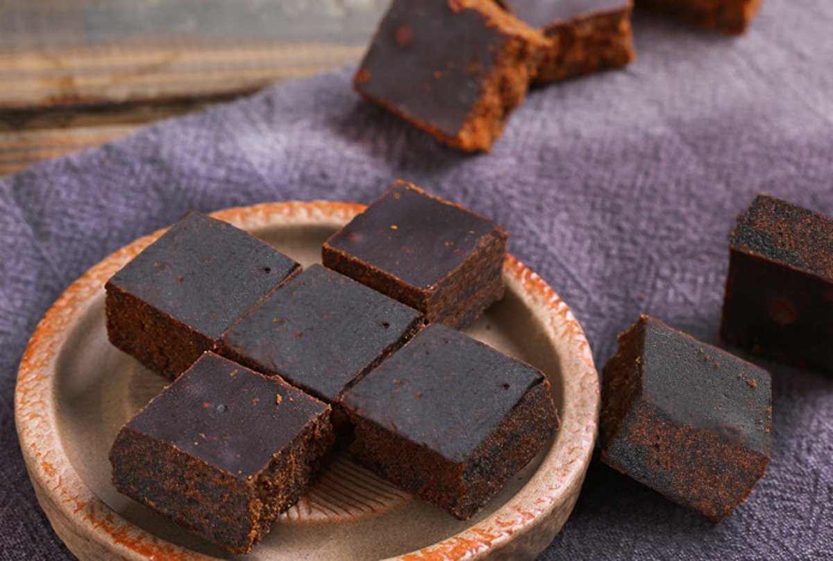 Individual sealed pieces of dark brown sugar cubes for easy daily brewing.