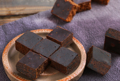 Individual sealed pieces of dark brown sugar cubes for easy daily brewing.