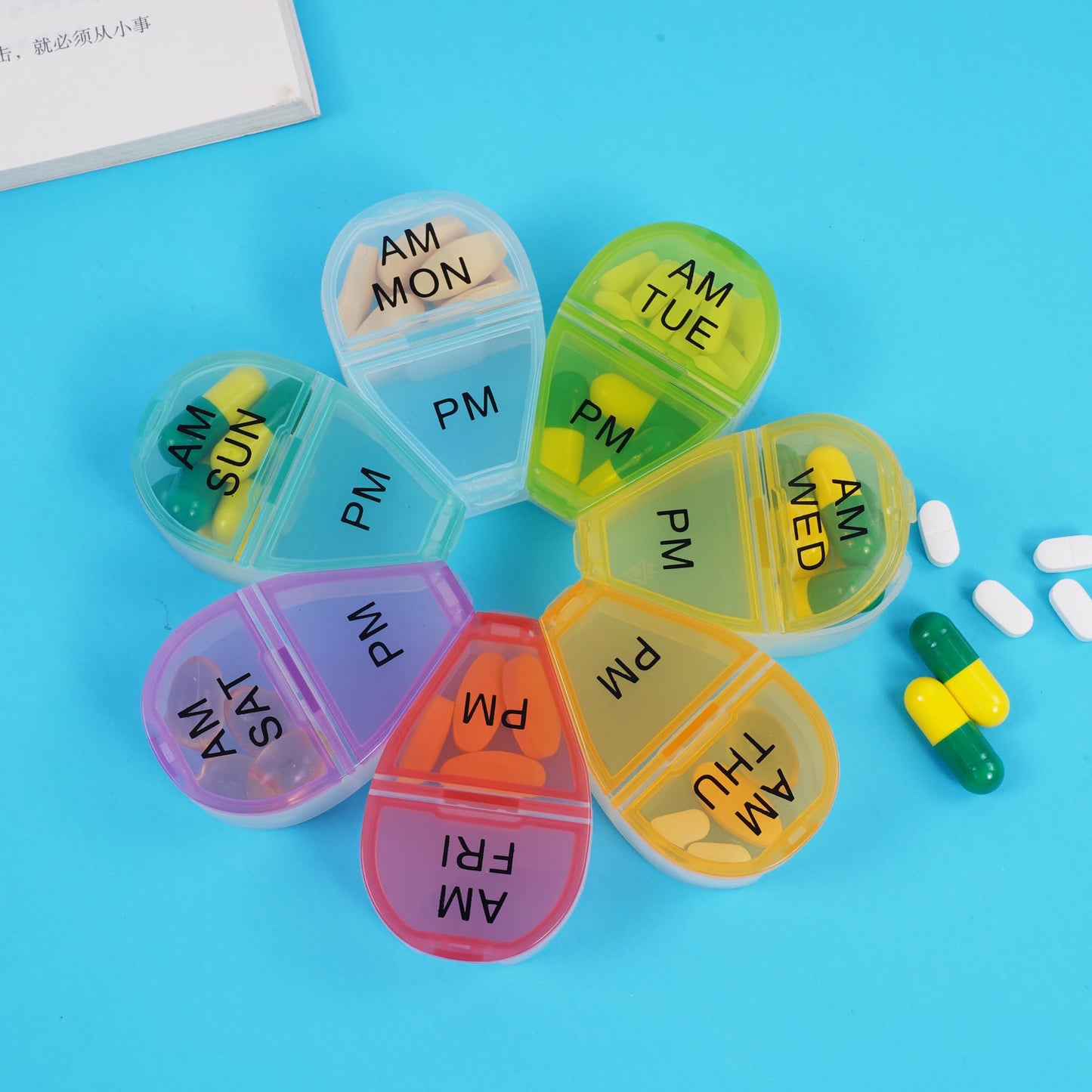 Side view of the secure snap lids on the Zhengyuan 7 day pill organizer highlighting the dustproof seal