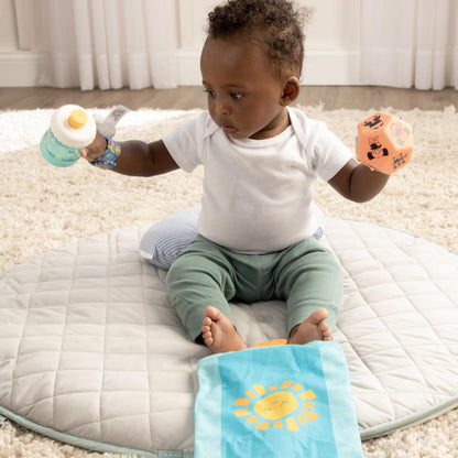 Close up of Bebé Fuerte training dice for babies