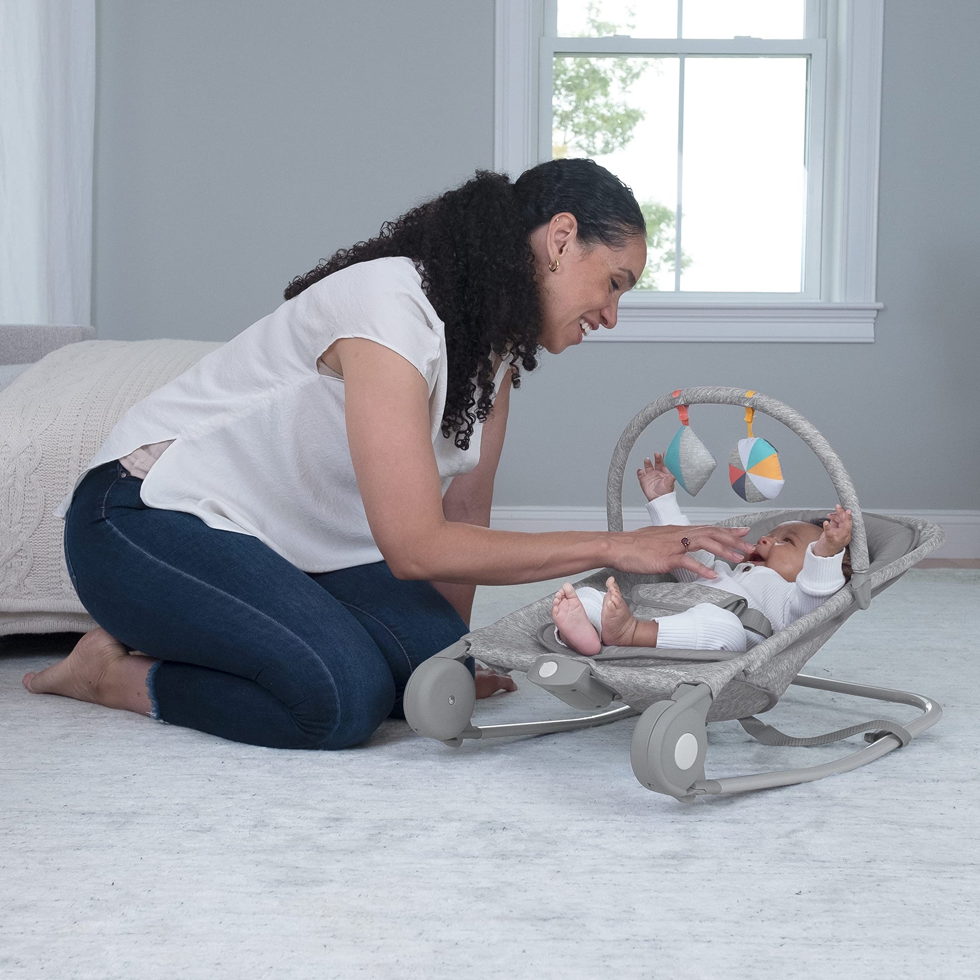 Three point safety harness on Summer Infant 2-in-1 bouncer