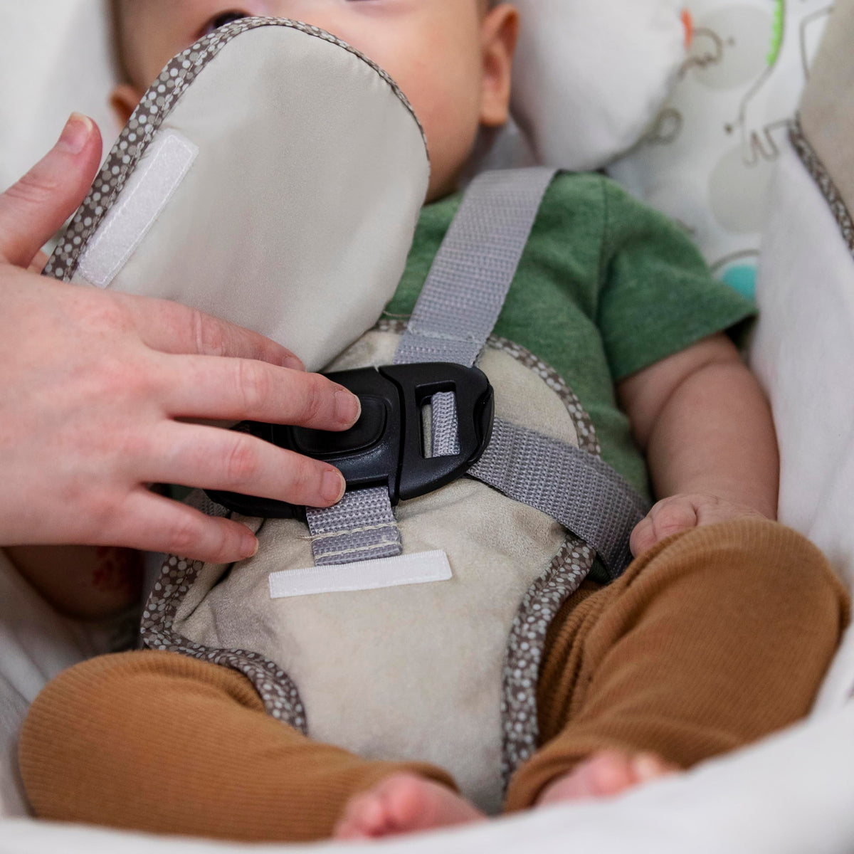 Ingenuity portable swing battery compartment and sturdy base design