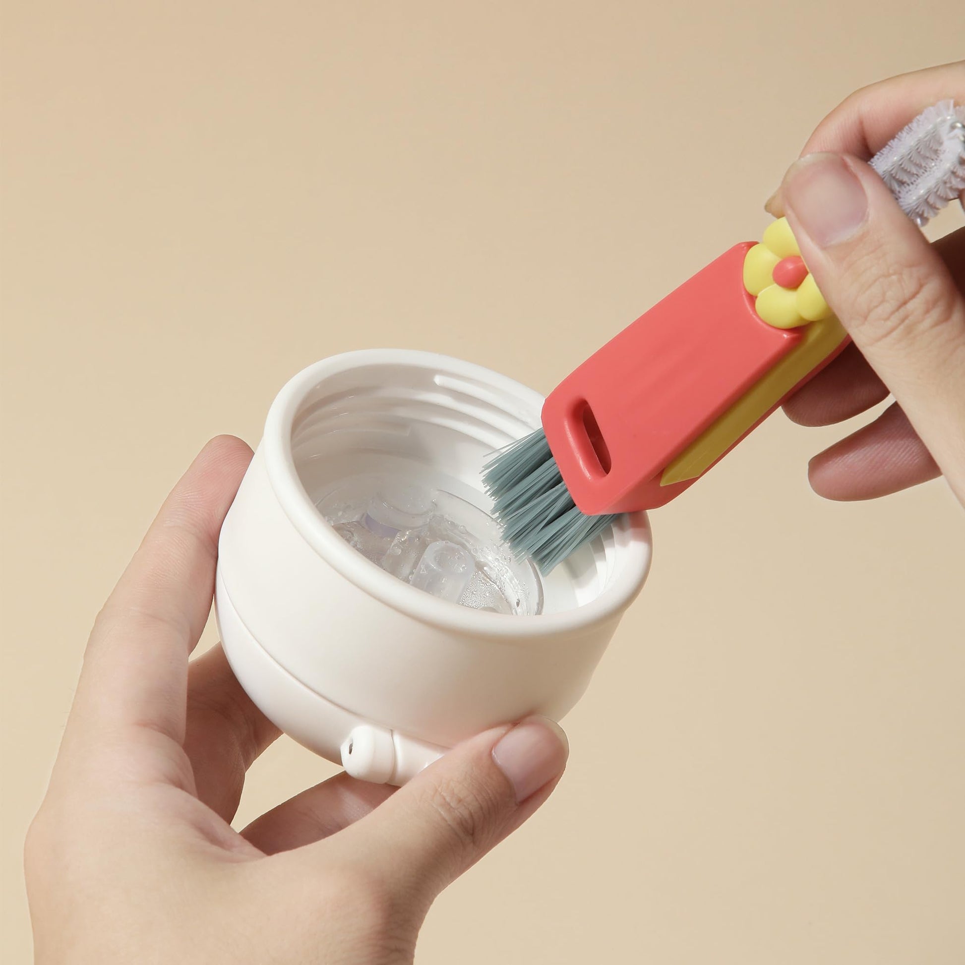 Close up of Gmleey wire-gap brush head for bottle crevices