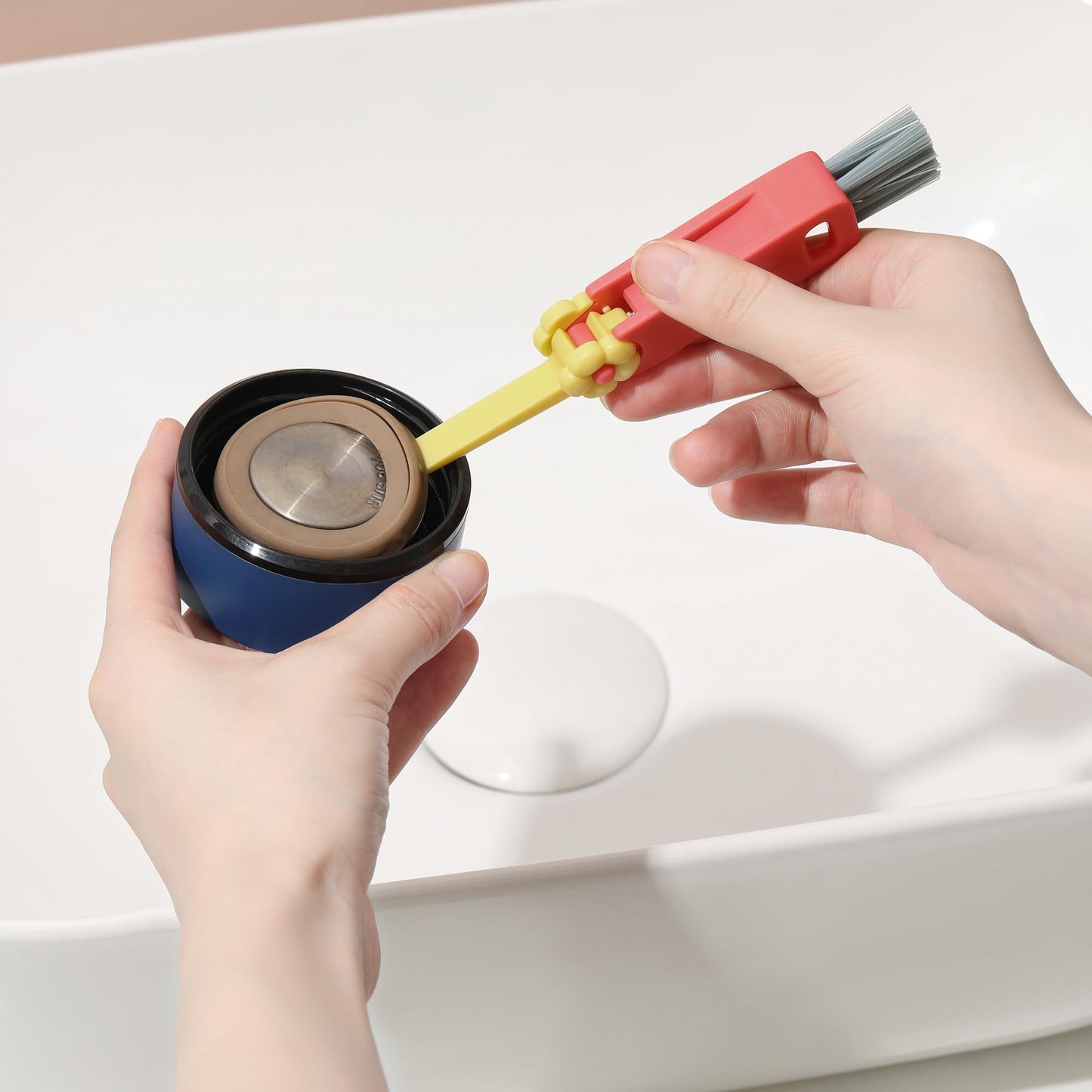 Using Gmleey cleaning brush on a reusable water bottle lid