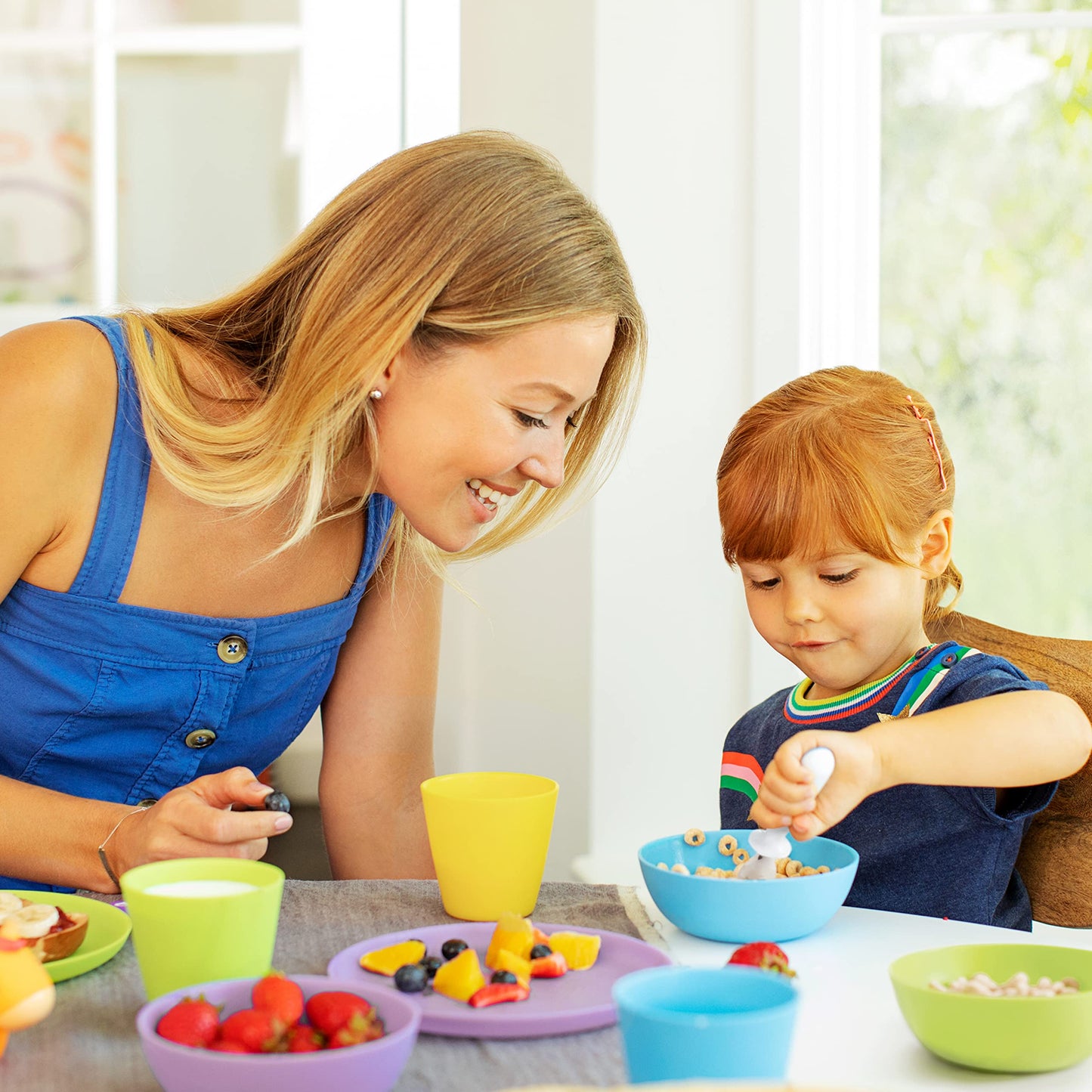 Munchkin baby bowls being used for healthy toddler snack