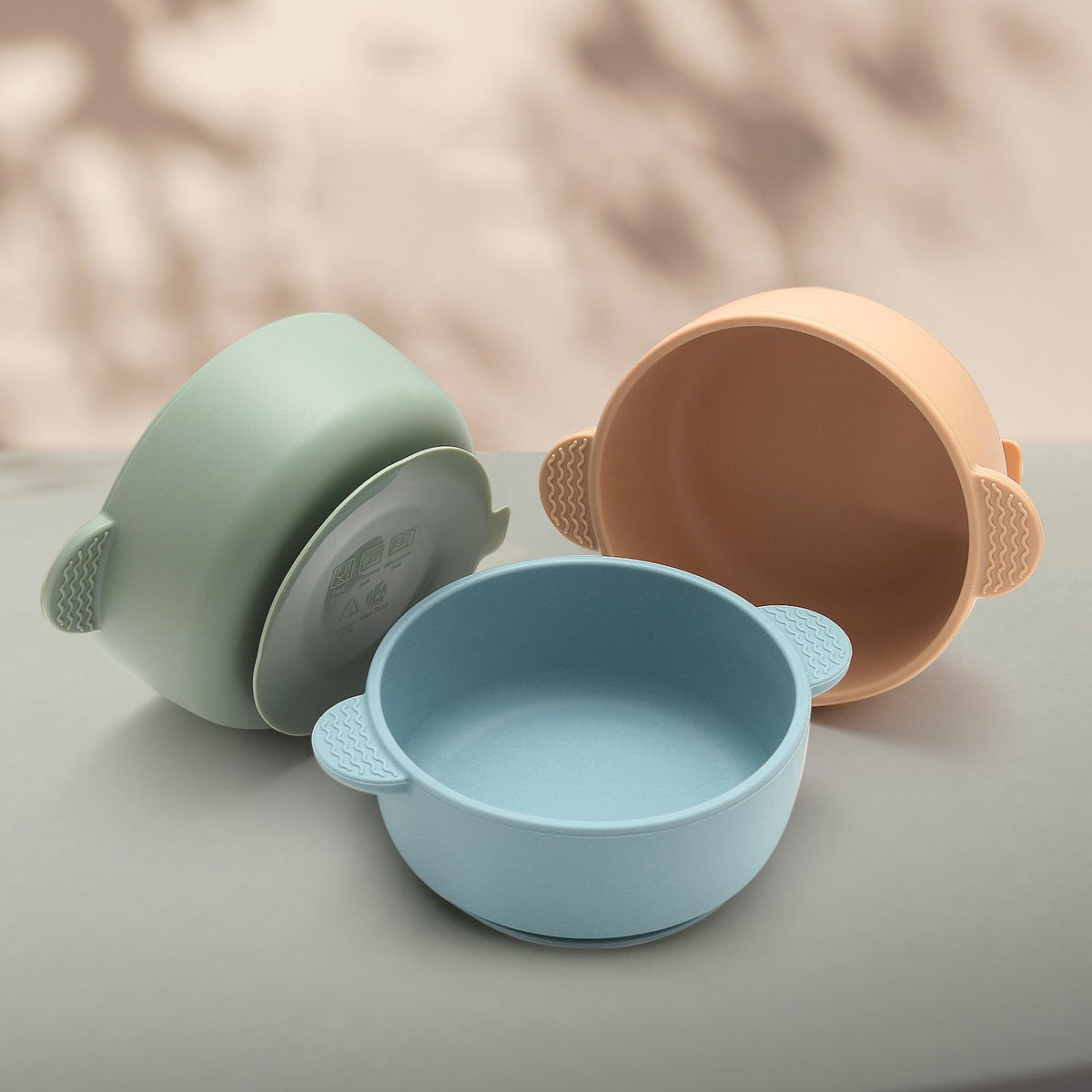 Eascrozn silicone bowls showing suction base
