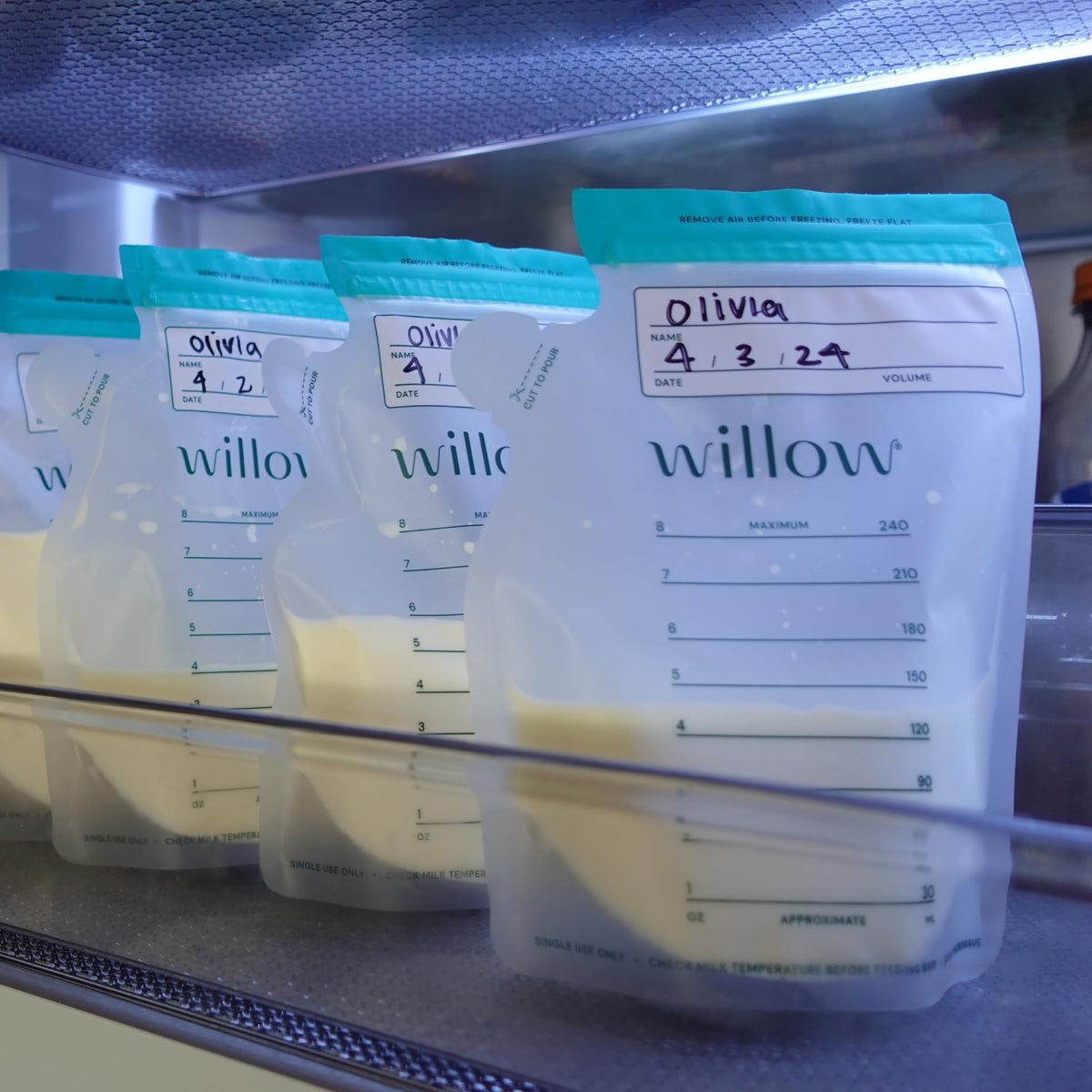 Pack of 100 Willow breast milk storage bags packaging detail