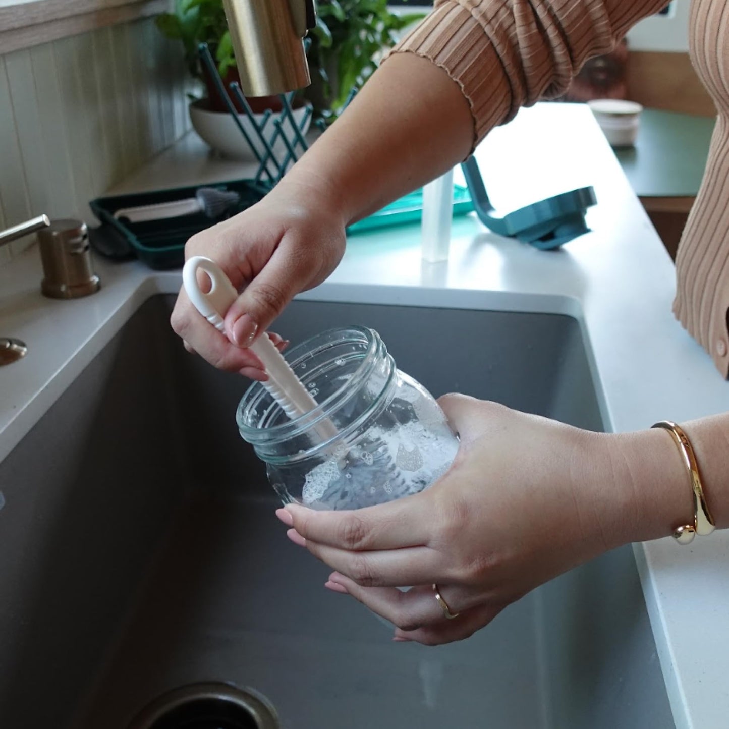 Willow glass breastmilk pitcher components and BPA-free seal