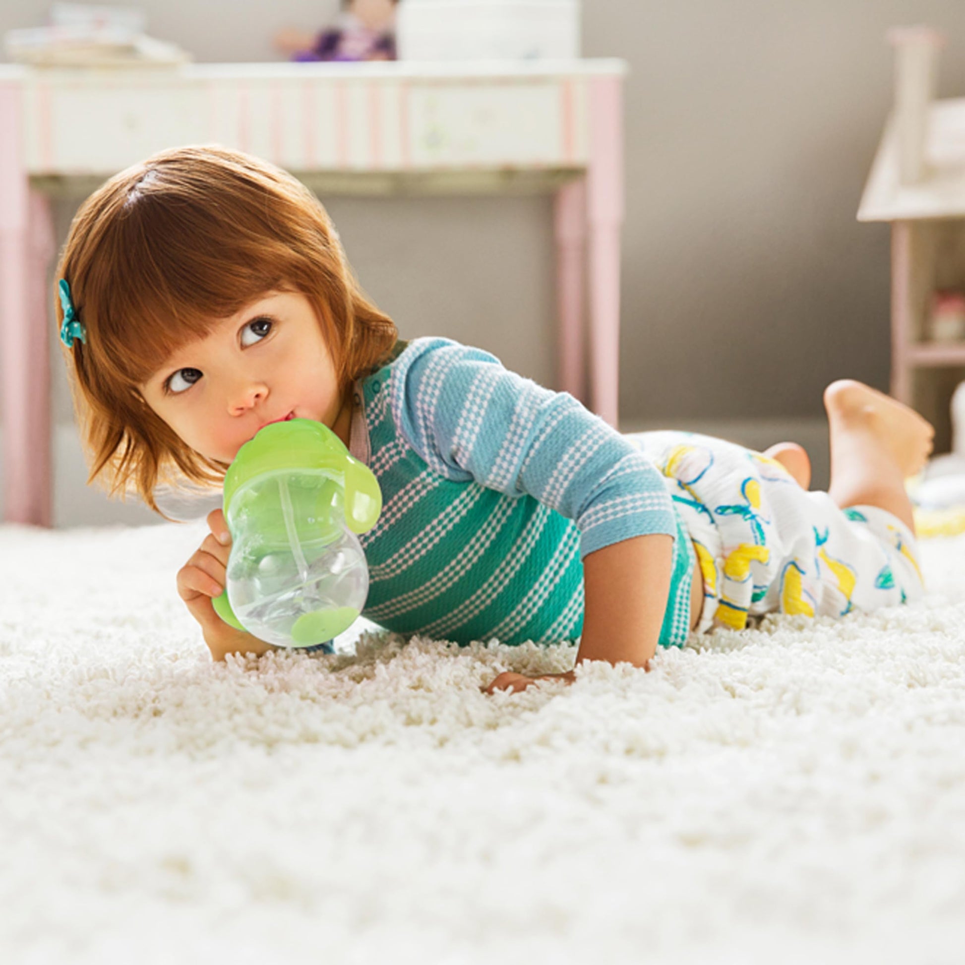 Munchkin weighted straw trainer cup detailing the spill proof flip top lid mechanism