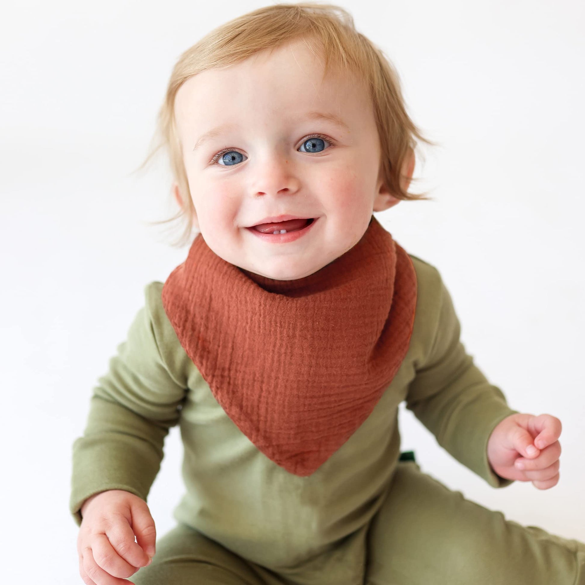Selection of unisex colored Konssy muslin bibs for teething