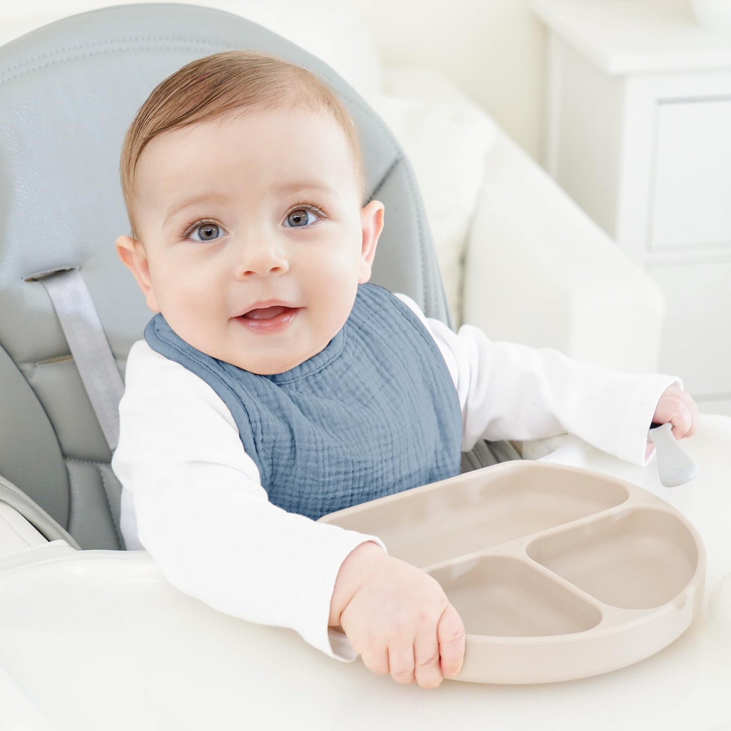 Adjustable snap buttons on Bearmoss baby bib