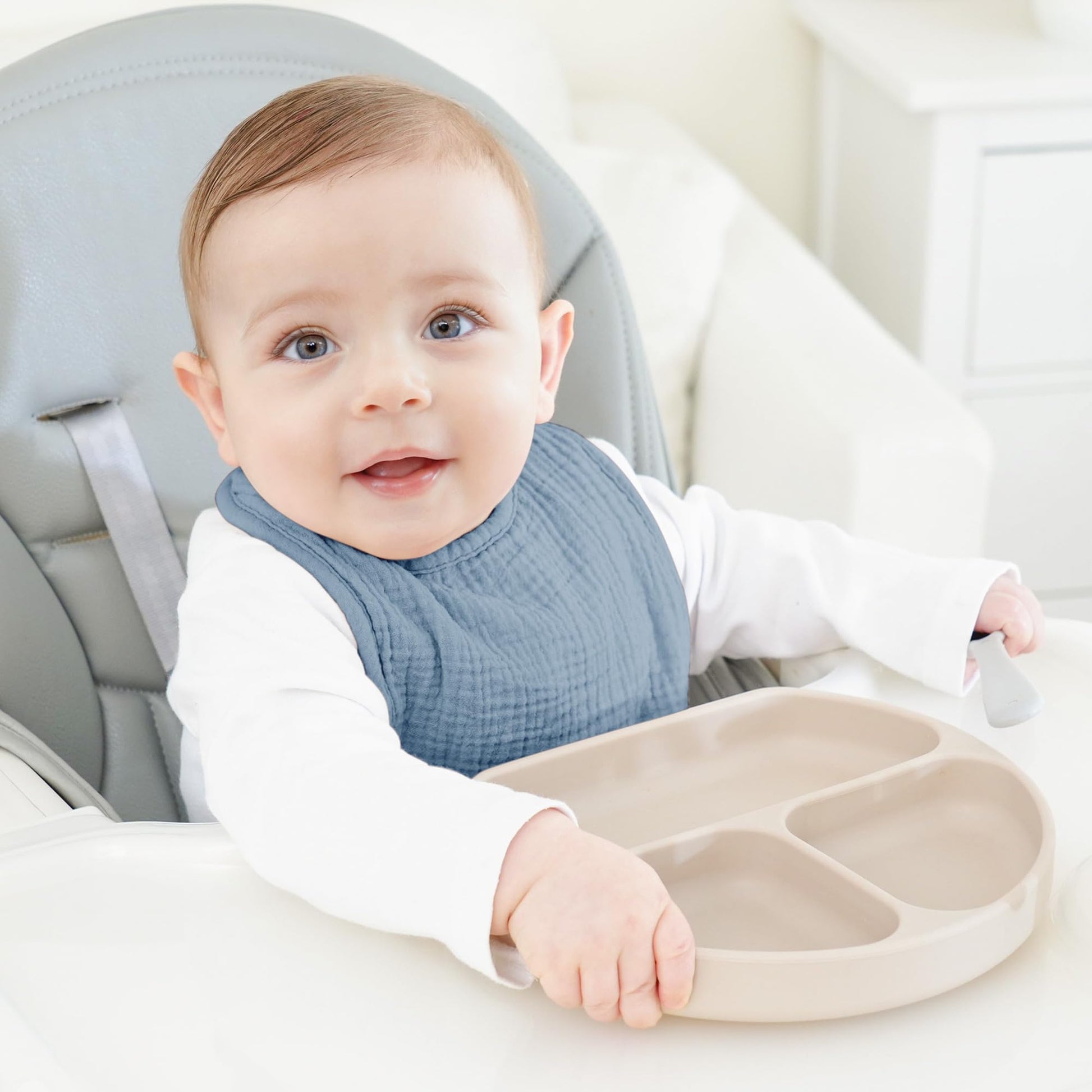 Adjustable snap buttons on Bearmoss baby bib