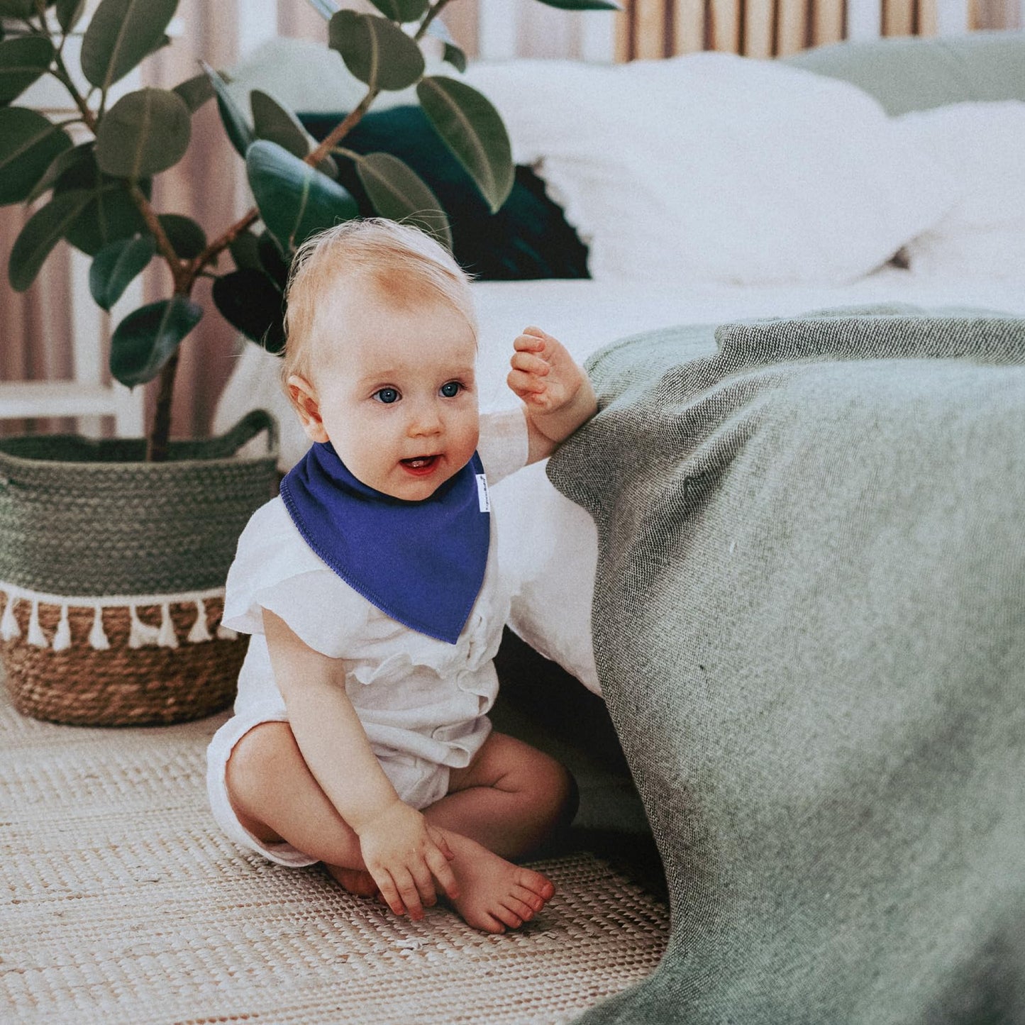 Adjustable neck size demonstration for Egmao Baby bibs