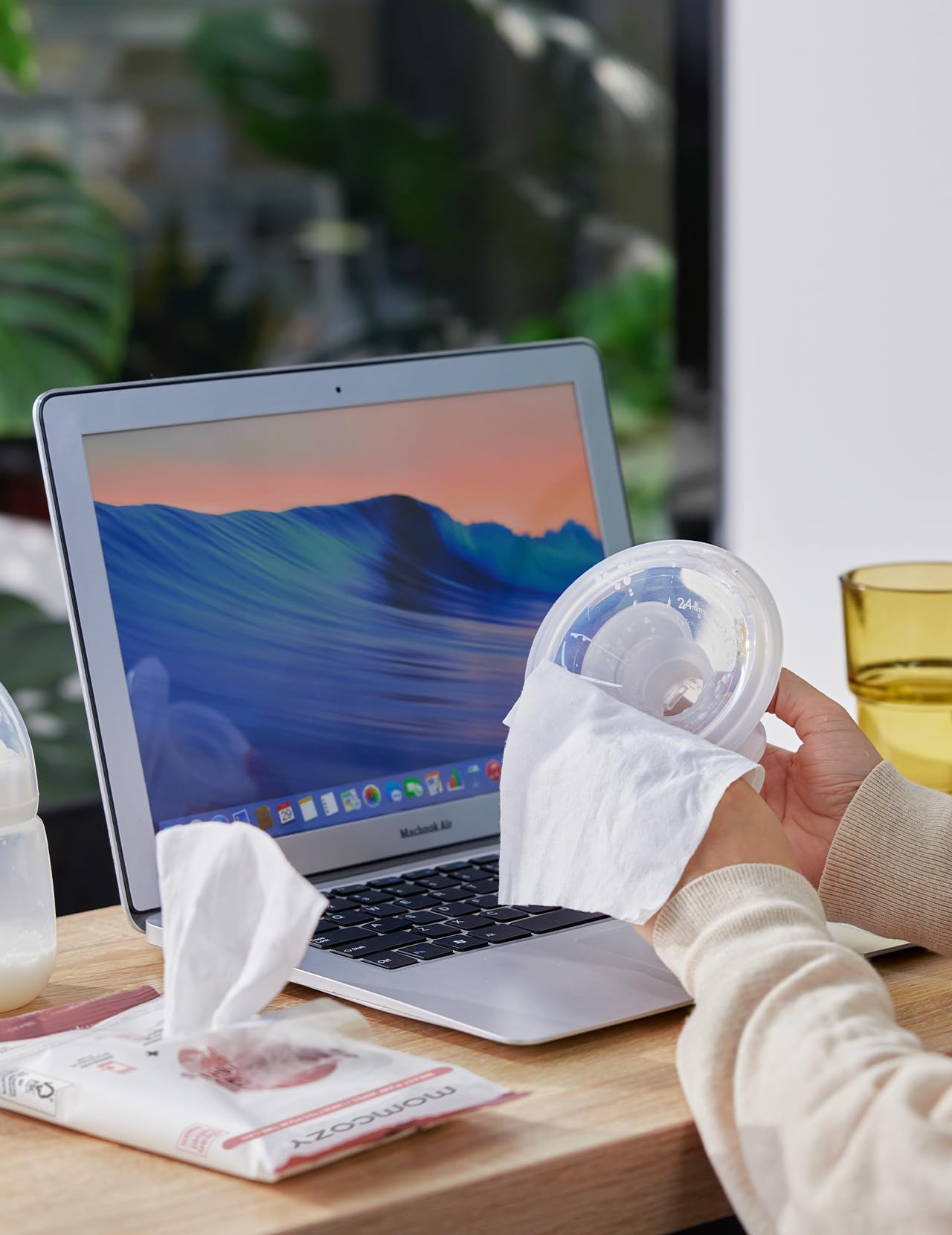 Natural ingredients label on Momcozy wipes