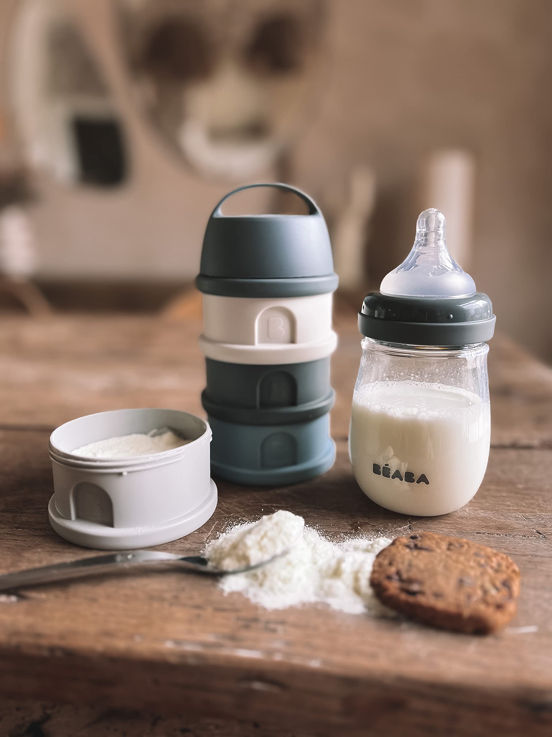 Béaba French designed baby feeding dispenser close up on the convenient carrying handle.