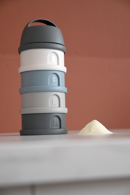 Béaba eco-friendly baby food and formula storage box in Sage Green color.