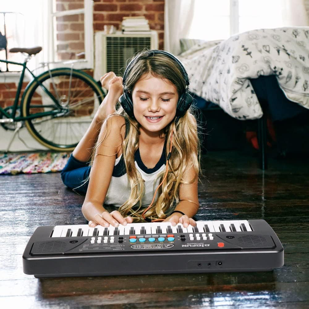 LeeQee black thirty seven keys kids keyboard package contents demonstrating the compact portable setup