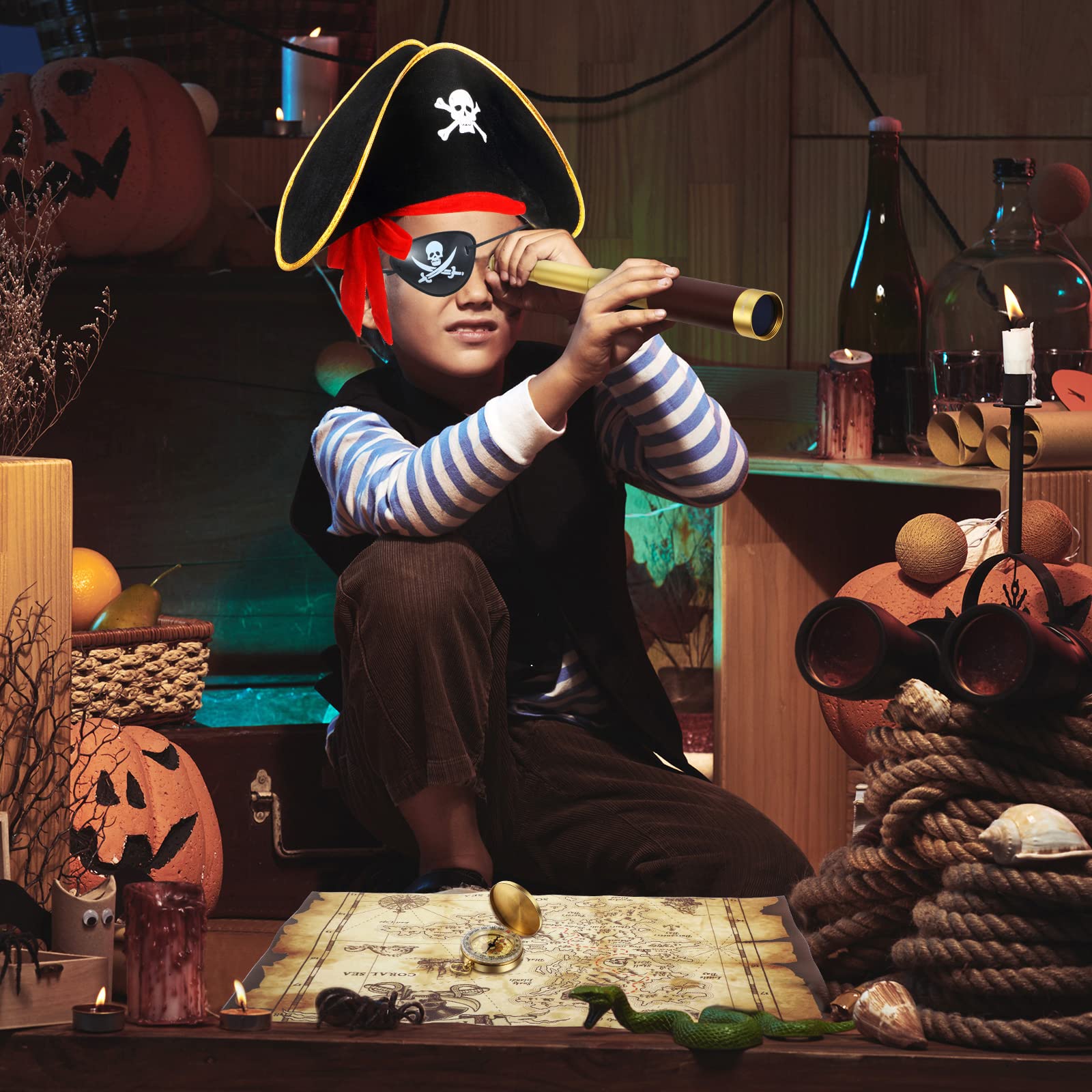 Sratte small size pirate roleplay set demonstrating the retractable mechanism of the three-section children's spyglass.