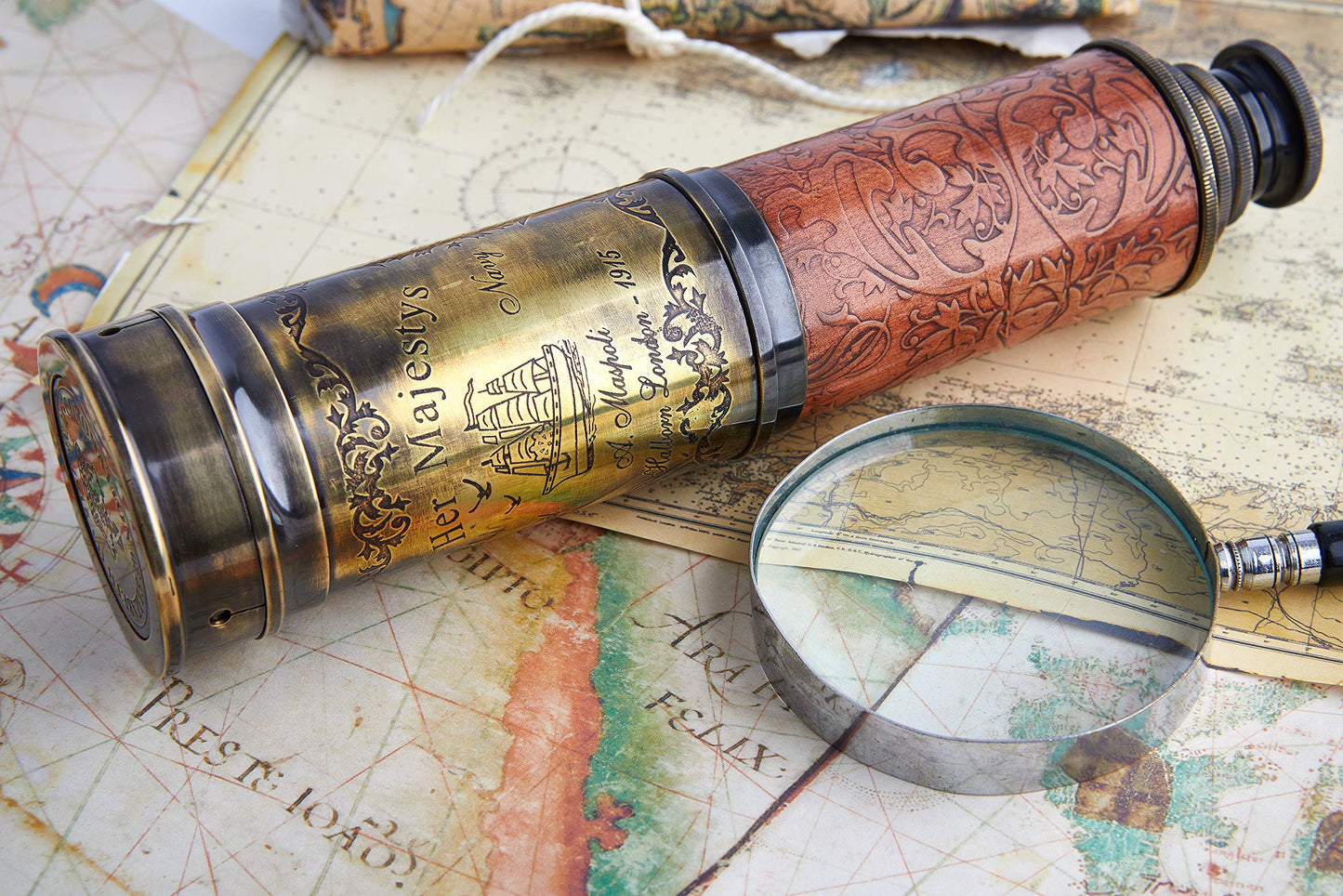 Premium Super7One historical replica spyglass being adjusted using the push pull mechanism.
