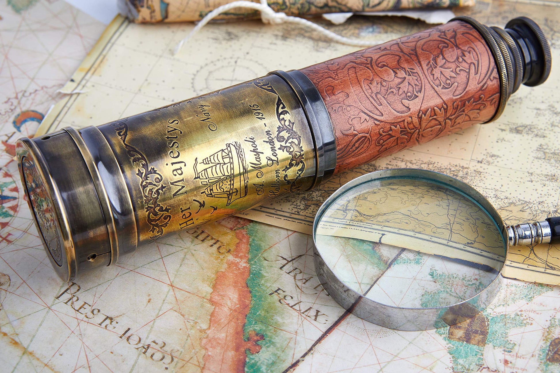 Premium Super7One historical replica spyglass being adjusted using the push pull mechanism.